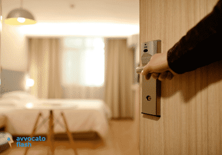 Cosa si rischia a rubare gli oggetti dalle camere di albergo?